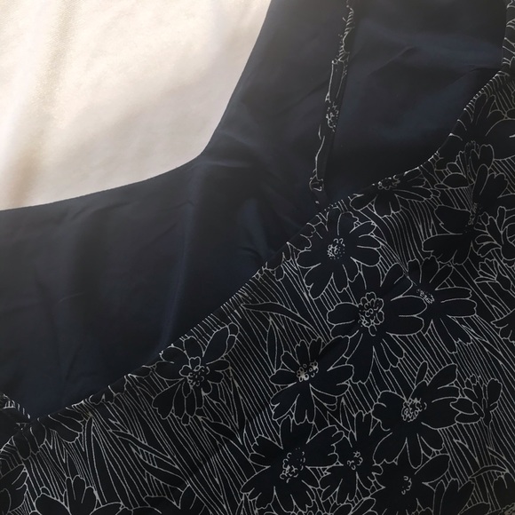 Banana Republic Navy & White Floral V Neck Tanktop - Picture 8 of 8